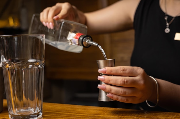 Ein Barkeeper bereitet einen Cocktail an der Restaurantbar zu