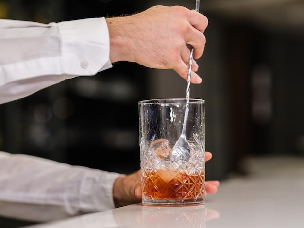 Ein Barkeeper in der Bar bereitet einen Cocktail zu