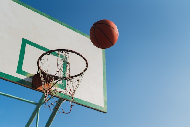 Ein Basketball schwirrt durch das Netz