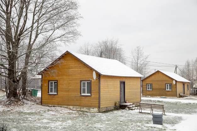 Ein Baumhaus im Dorf im Winter