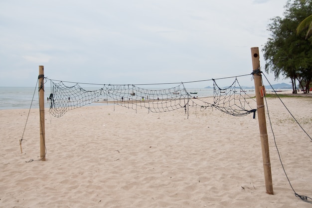 Ein Beachvolleyballnetz am Strand