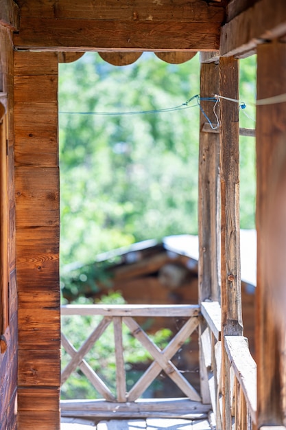 Ein behelfsmäßiger Balkon aus Holz. Eine Terrasse aus Holz.