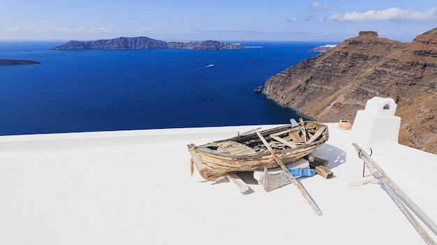 Ein bekannter Treffpunkt auf Santorini am Holzboot