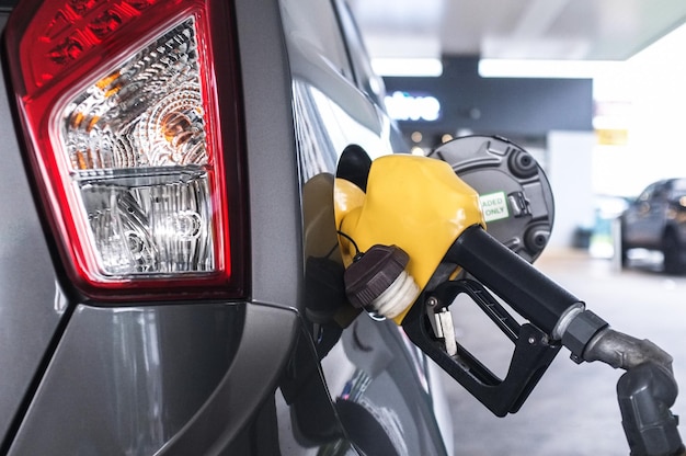 Ein Benzinschlauch an einer Tankstelle