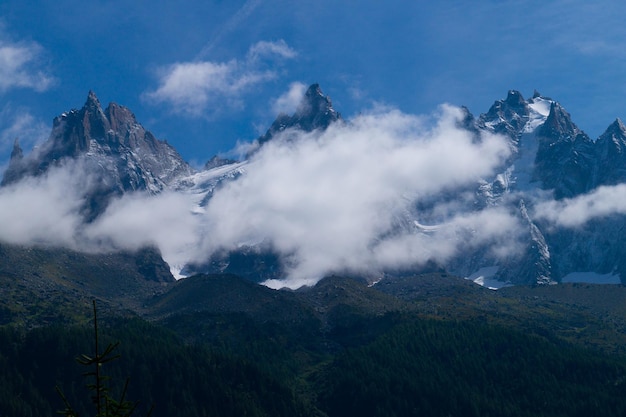 Ein Berg in den Wolken