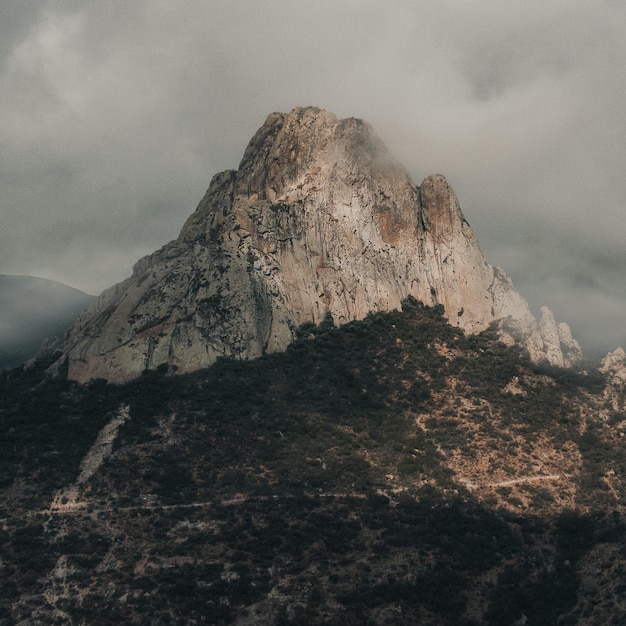 Foto ein berg mit bewölktem himmel im hintergrund