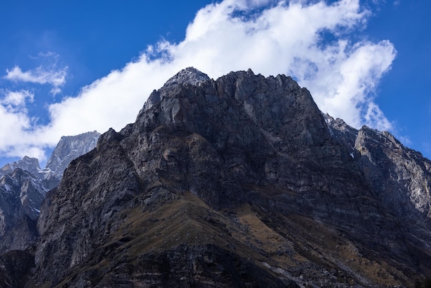 Ein Berg mit blauem Himmel und Wolken