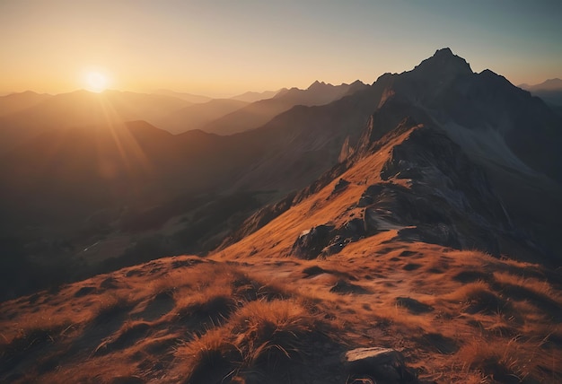 ein Berg mit einem Sonnenuntergang im Hintergrund