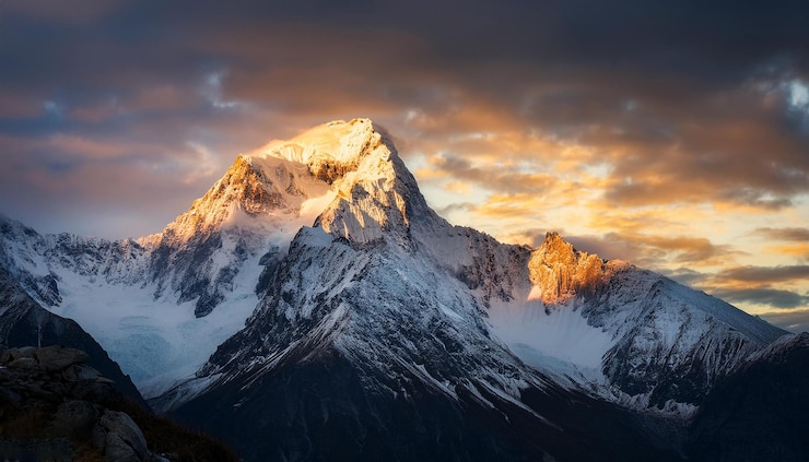 Foto ein berg mit einem sonnenuntergang im hintergrund