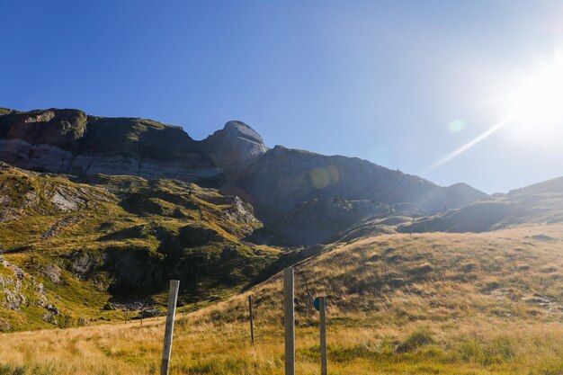 ein Berg mit einem Zaun und einem Schild, auf dem der Name des Berges steht