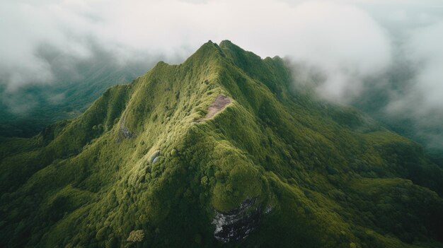 Ein Berg mit einer grünen Spitze und einem Berg im Hintergrund