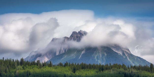 Ein Berg mit einer Wolke, die ihn bedeckt