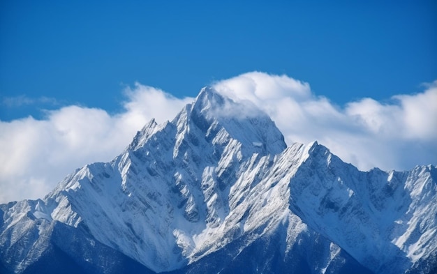 Ein Berg mit Schnee darauf