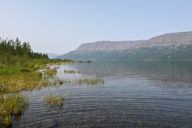 Ein Bergsee in einem nebligen Dunst