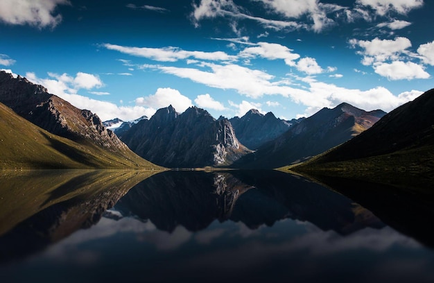 Ein Bergsee mit blauem Himmel und einem Berg im Hintergrund.