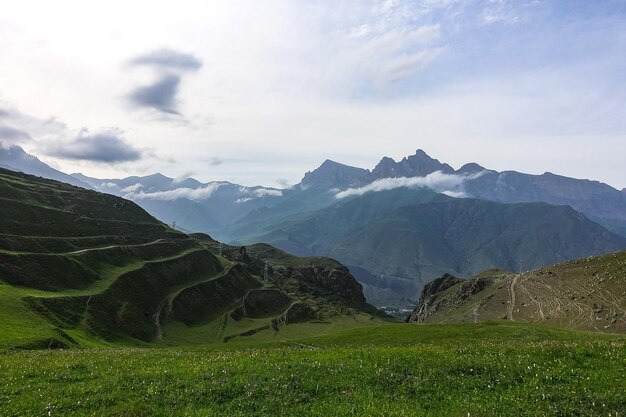 Ein Bergtal in der Schlucht des CherekBalkar-Flusses in der Nähe des Gymyhli-Trakts Kaukasus 2021