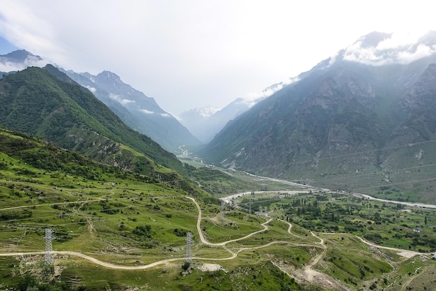 Ein Bergtal in der Schlucht des CherekBalkar-Flusses in der Nähe des Gymyhli-Trakts Kaukasus 2021