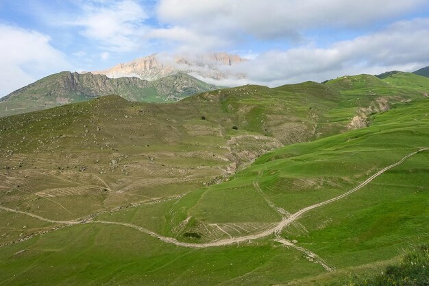 Ein Bergtal in der Schlucht des CherekBalkar-Flusses in der Nähe des Gymyhli-Trakts Kaukasus 2021