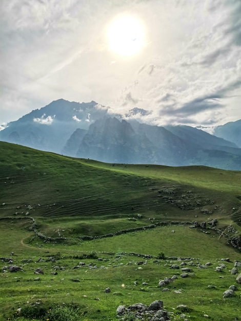 Ein Bergtal in der Schlucht des CherekBalkar-Flusses in der Nähe des Gymyhli-Trakts Kaukasus 2021