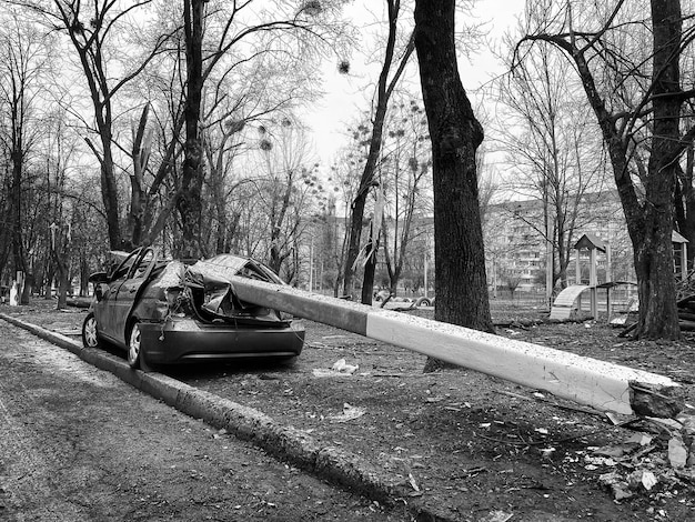 Ein beschädigtes Auto in Charkow infolge des Beschusses einer friedlichen Stadt durch russische Truppen