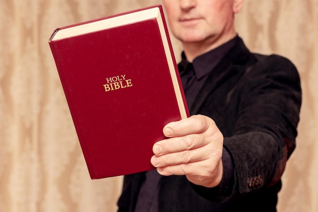 Ein betender Mann mit einer Bibel in der Hand