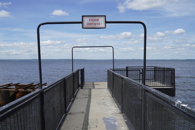 Ein Betonpfeiler mit einem Metallzaun an der Wolga Die Inschrift in russischem Baden ist verboten