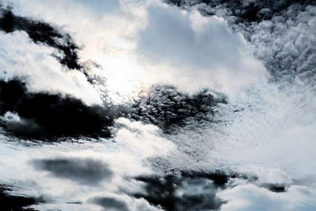 Ein bewölkter Himmel mit einigen Wolken bei stürmischem Wetter auf schwarzem Hintergrund isoliert