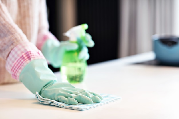 Ein Bild einer aufgeregten Frau, die die Küchenarbeitsplatte putzt