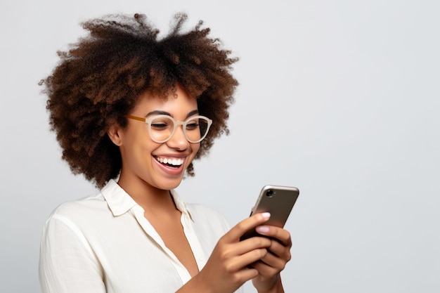 Ein Bild einer glücklichen jungen schwarzen Frau, die ihr Handy benutzt, um Botschaften an ihre Freunde zu senden