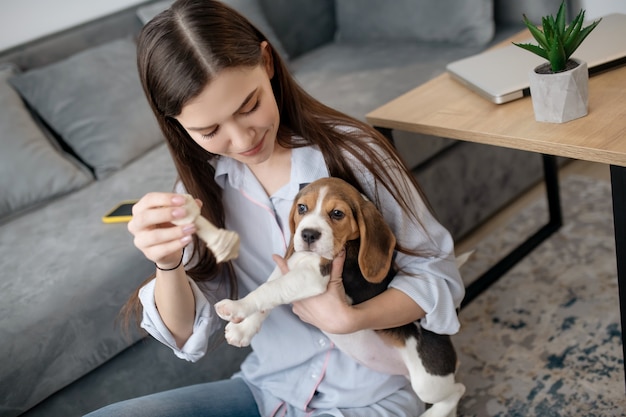 Ein Bild einer jungen Frau mit einem süßen kleinen Beagle