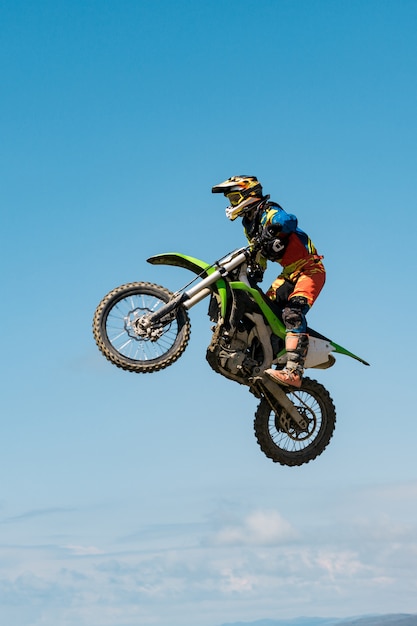 Ein Bild von einem Biker, der einen Stunt macht und in die Luft springt