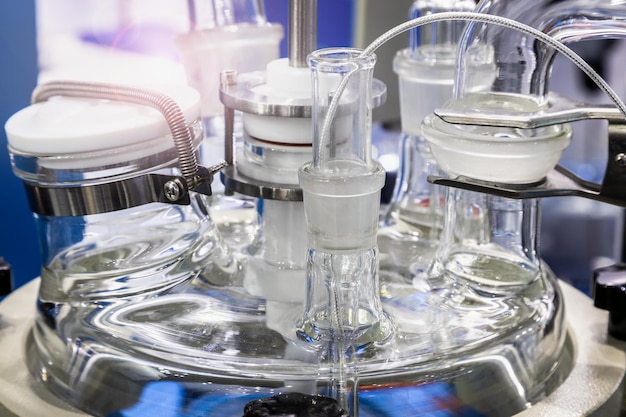 Ein Bioreaktor, der das Mischen des Kulturmediums im Prozess der mikrobiologischen Synthese durchführt