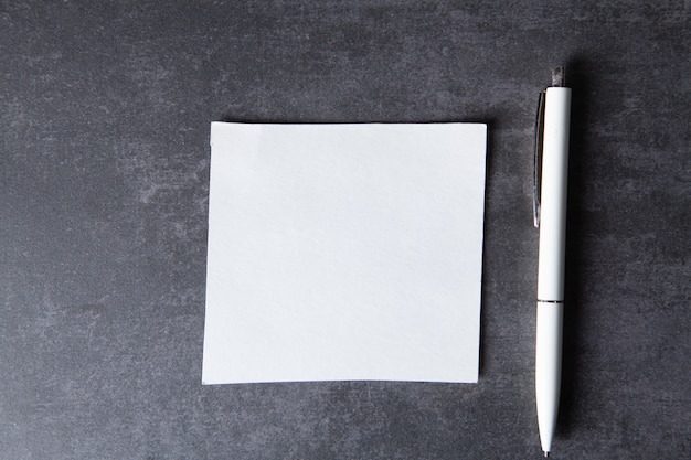 Ein blatt papier und ein stift auf dem tisch