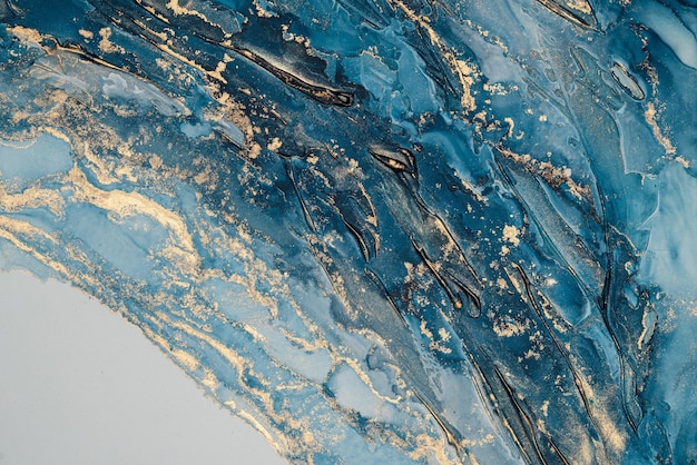 Ein blau-goldes Stück Papier mit einem Vogel darauf