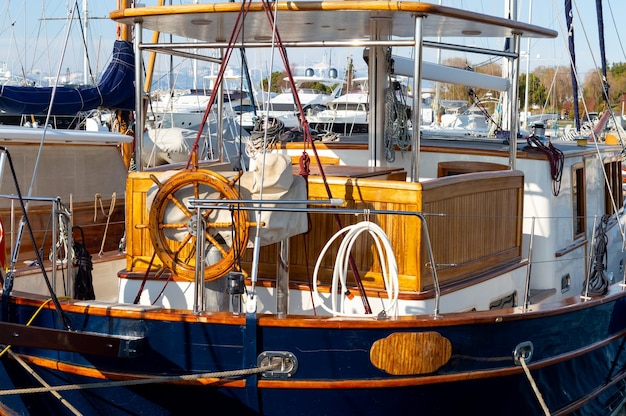 Ein blau-weißes Boot mit einem Holzboot an der Seite.