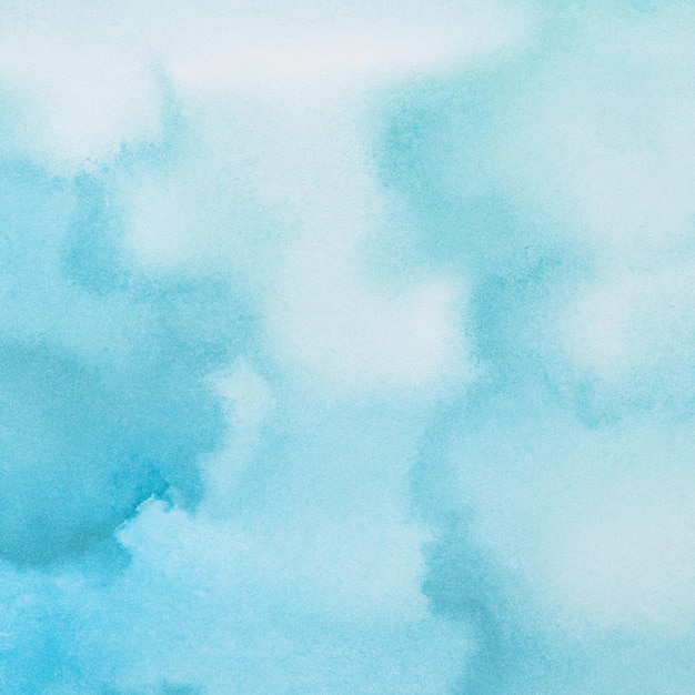Ein blauer Aquarellhintergrund mit Wolken und Gesichtern.