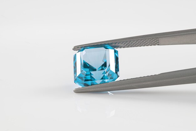 Ein blauer Diamant sitzt in einem Paar Klammern.