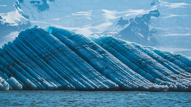 ein blauer Eisberg mit dem Wort Eis darauf