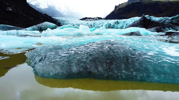 Foto ein blauer eisberg schwimmt im wasser.