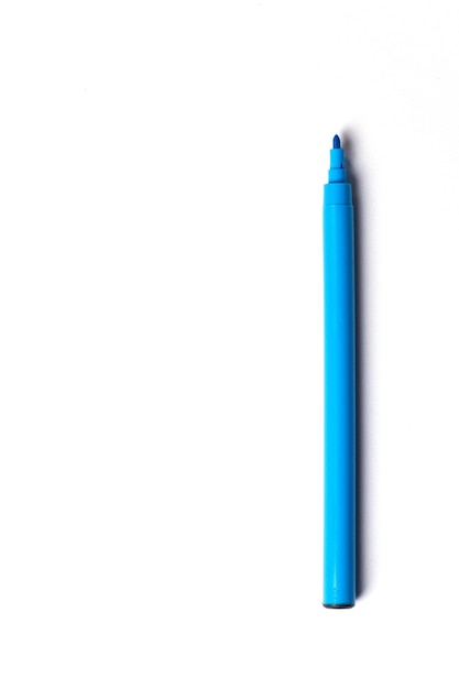 Ein blauer Filzstift mit Kappe liegt auf einem weißen Hintergrund, leerer Platz zum Schreiben