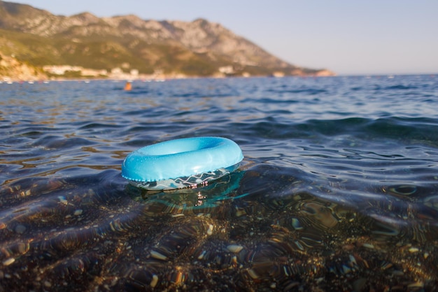 Ein blauer Gummiring schwimmt in der Adria