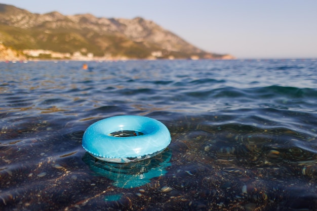 Ein blauer Gummiring schwimmt in der Adria