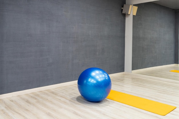 Ein blauer Gymnastikball im Sportkomplex