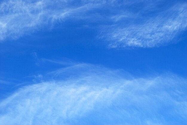 Ein blauer Himmel mit ein paar Wolken darin.