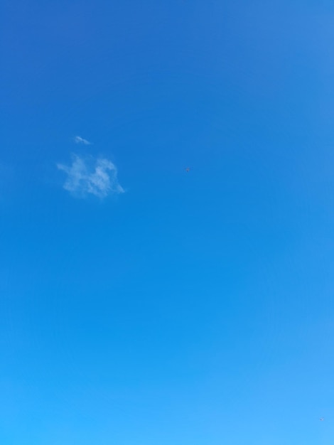 Ein blauer Himmel mit einer kleinen Wolke darin