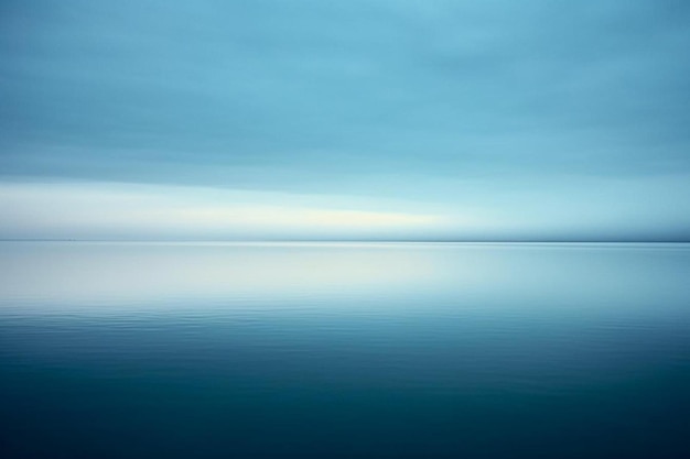 Foto ein blauer himmel mit einer reflexion eines meeres und des horizontes.