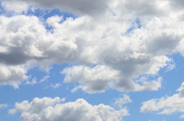 Ein blauer Himmel mit vielen weißen Wolken unterschiedlicher Größe