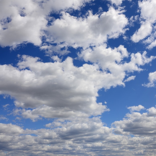 Foto ein blauer himmel mit vielen weißen wolken unterschiedlicher größe