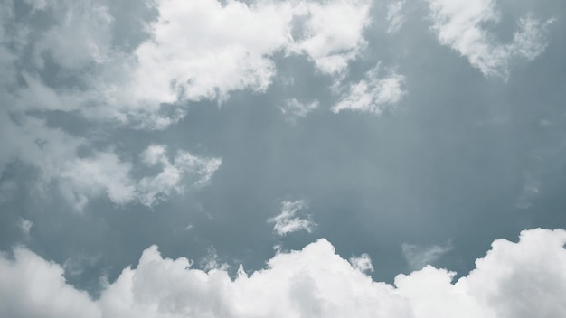 Ein blauer Himmel mit Wolken darin