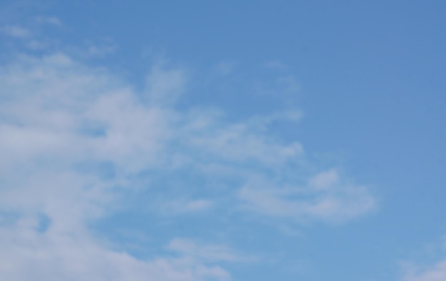 Ein blauer Himmel mit Wolken und einem Drachen